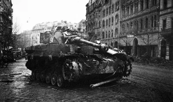Немецкий танк PzIV AusfH подбитый и оставленный на улице Будапешта Февраль - фото 25