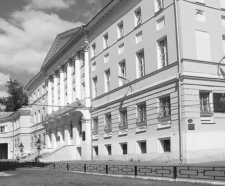 Дворец СА Меншикова Здесь же были квартиры музыковеда АК Метнера певицы - фото 33