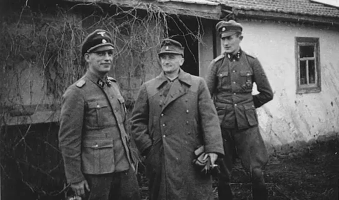 Вальтер Плёв крайний слева в период своей службы в дивизии СС Нордланд - фото 13