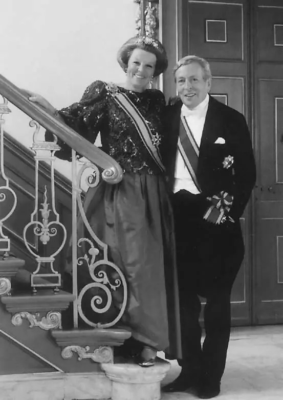 Королева Беатрикс На трон королева взошла 30 апреля 1980 г Она немолода - фото 23