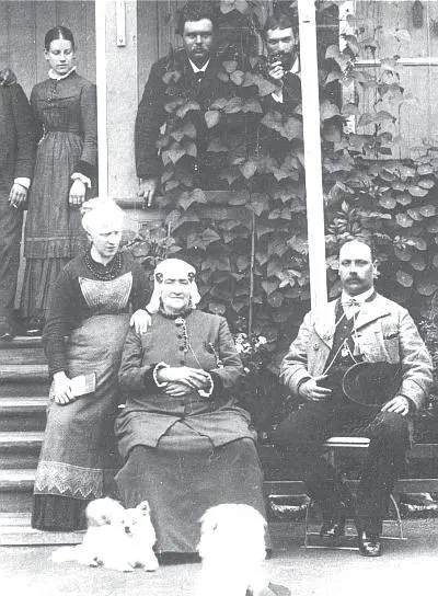 София Гебгарт сидит у здания конторы зоосада Первая половина 1880 годов - фото 4