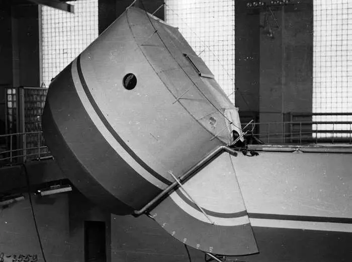 Рис 6Фотография жилой кабины отклоненной во время вращения стенда Орбита - фото 6