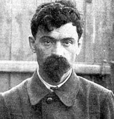 Яков Юровский 1918 г Прежние охранники уже не подпускались близко к семье и - фото 5