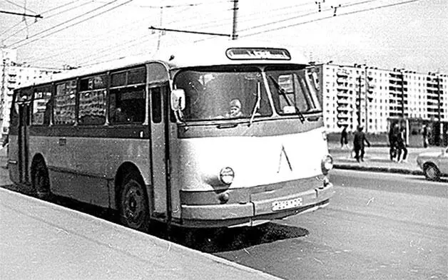 Перекресток Будапештской улицы и Дунайского проспекта Фото П Амелина 1985 г - фото 31