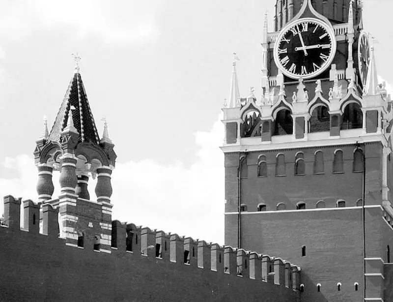 Царская и Спасская башни Долгое время через Спасские ворота проезжали лишь - фото 16