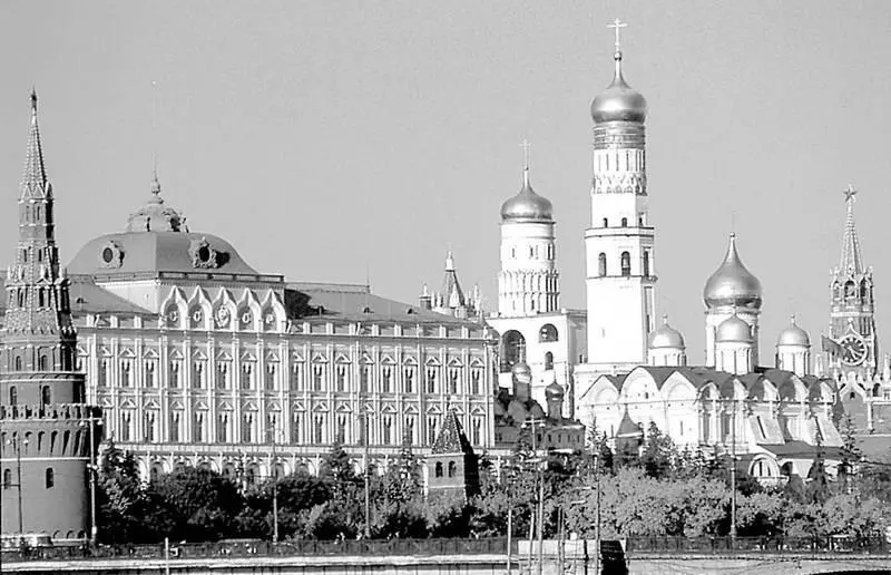Большой Кремлевский дворец рядом колокольня Ивана Великого Оконченный дворец - фото 55