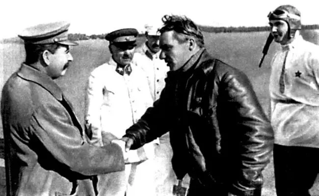 ИВ Сталин встречает Чкалова Байдукова и Белякова на Щелковском аэродроме 10 - фото 17
