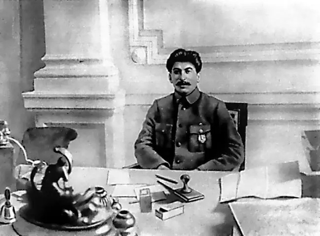 На квартире Серго Орджоникидзе 1921 г Вся охрана решила сшить новые туфли - фото 43
