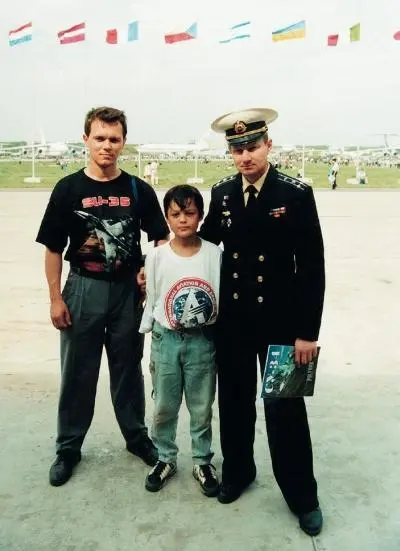Роман Кондратьев Саша сын Анатолия Квочура и Тимур на МАКСе 1995 г На - фото 24