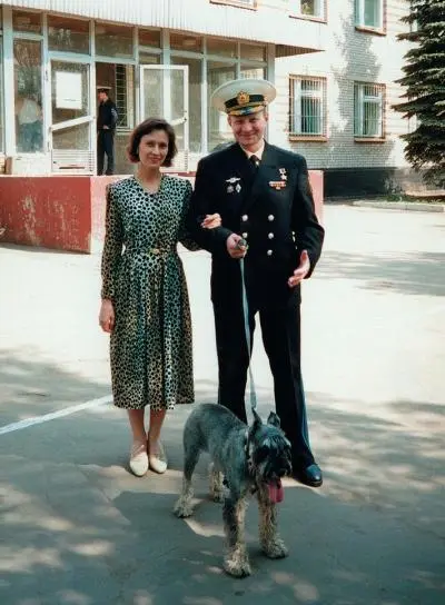 На прогулке с собакой друга Москва 1995 г В день вручения Звезды Героя - фото 25