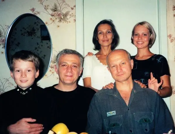 Тимур с семьей и братом Ираклием Москва 2000 г В 1983 году вышла - фото 41