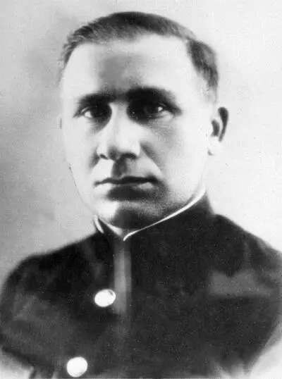 Рис 8 Военный комиссар БОБР дивизионный комиссар ГФ Зайцев Третьим - фото 12