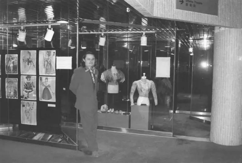 На персональной выставке в Гонконге 1992 Еще я сдаю коллекции в аренду музеям - фото 14