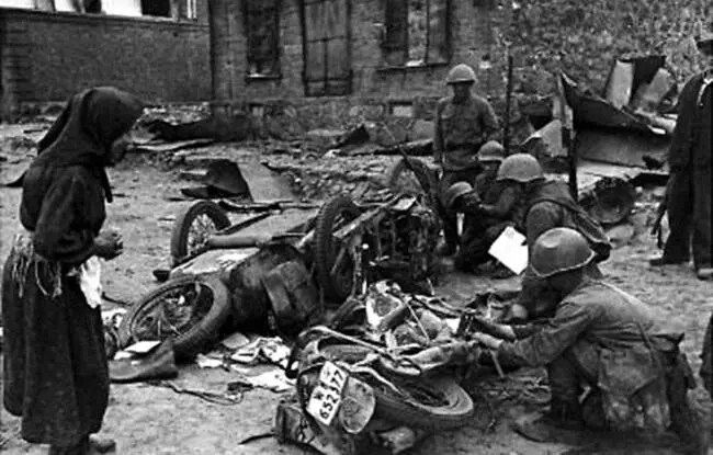 Освобожденные Сольцы июль 1941 г 838й полк 237й дивизии наступая в - фото 13