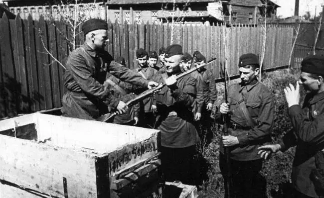 Ополчение кировский завод июль 1941 г К 20 июля удалось привести в - фото 16