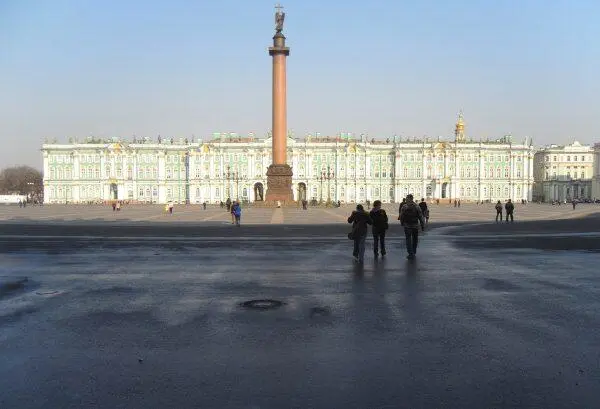 Представьте широкий простор большой центральной площади вы стоите посередине - фото 1