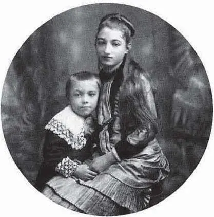 Поль с мамой 1870е годы Меня всегда очень хорошо одевали помню черный - фото 2
