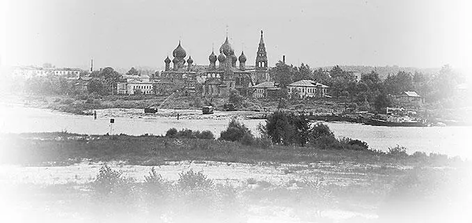 Кроме селедки Вера еще достала и конфет и чаю пусть хоть грузинского - фото 7