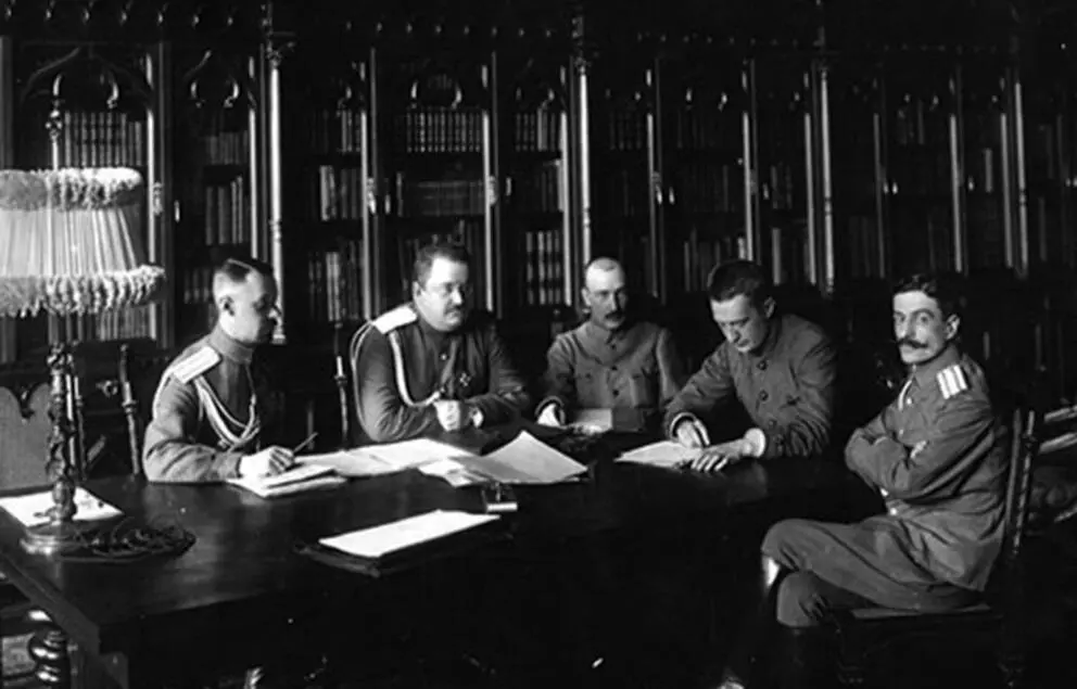Б Савинков в центре лысеющий мужчина В 1923 году офицер ОГПУ А Якушев - фото 10