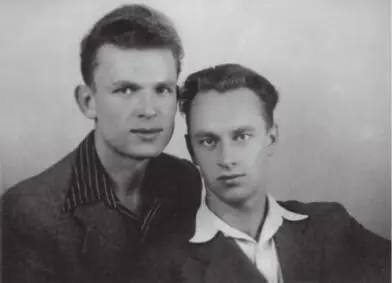 С лучшим другом Петей Башмаковым 1952 г То восхищались врачи моими легкими - фото 32