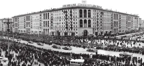Встреча ЮА Гагарина в Москве ВМ Пролейко с товарищами по лаборатории на - фото 39