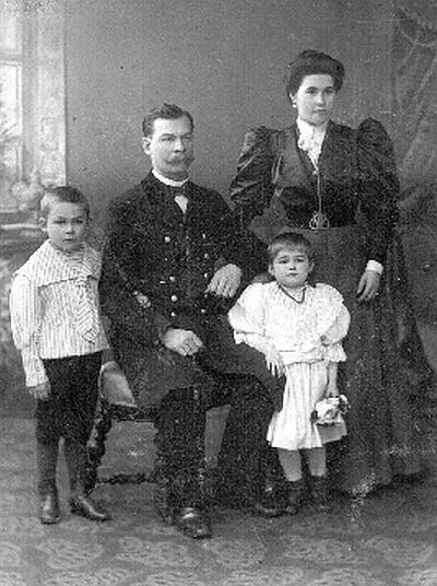 Дмитрий Ольшанский с женой Анной и детьми Михаилом и Зинаидой 1909 Рисунок - фото 8