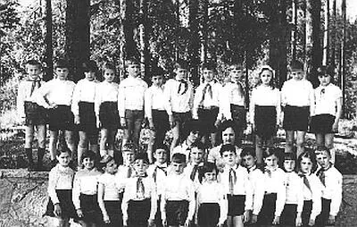 Елена Ольшанская верхний ряд 3я слева Пионерлагерь Авроровец 1979 Яичный - фото 10