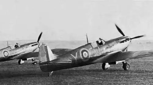 Звено Spitfire Mk I перед взлетом Спитфайр стал главным козырем Королевских - фото 48
