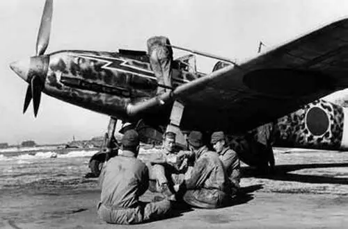 Японские военнослужащие у самолета Ki61 Появление в небе Испании новых - фото 73