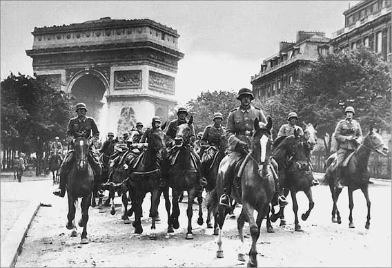 Гитлеровские войска на улицах Парижа 1940 г Верная союзническим - фото 27