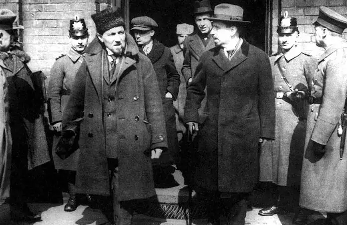 Советская делегация на конференции в Генуе Председателем делегации РСФСР был - фото 34