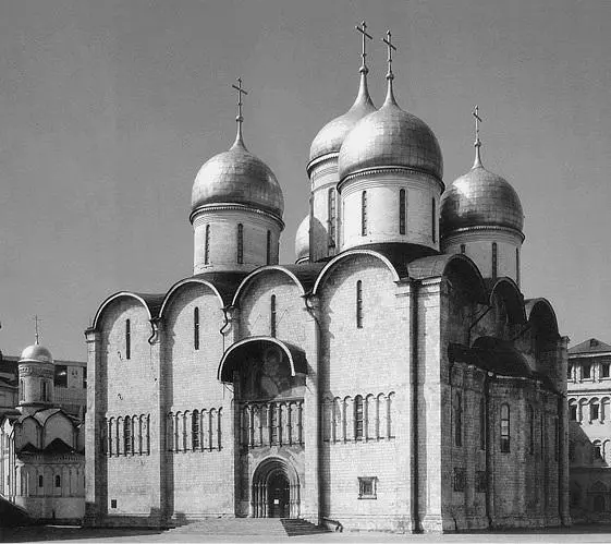 Успенский собор В начале 1990х гг в Москве стабильно действовали т е - фото 16