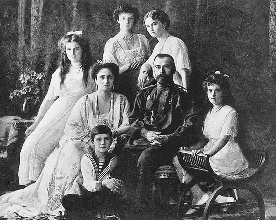 Император Николай II с семьей Фото 1910х гг 2 марта 1917 г в Пскове - фото 15