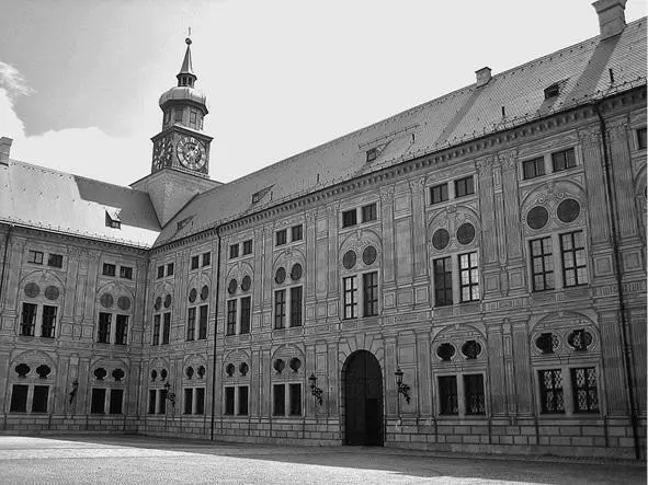 Мюнхенская резиденция Королевский двор Очень впечатляет вид на замок снизу - фото 7