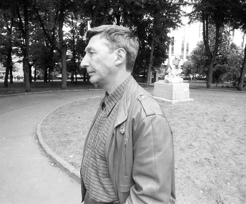 Александр Агеев в том самом скверике на Красных Воротах где началась история - фото 1