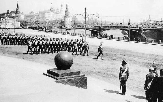 Празднование 300летия дома Романовых Император Николай II принимает парад - фото 16