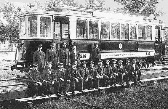 Группа мастеров Сормовского завода рядом с трамваем выпущенным на этом - фото 17