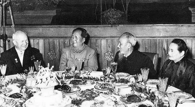 На фото 1959 г слева направо Никита Хрущев Мао Дзе Дун Хо Ши Мин 19 мая - фото 1