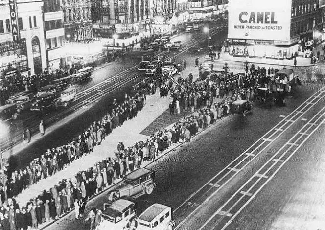 Безработные на Таймссквере в НьюЙорке в 1930 г 18 июня 1930 г - фото 2