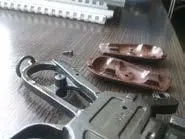 Смола обнаружена в рукоятке сувенирного маузера который хранится в кабинете - фото 30