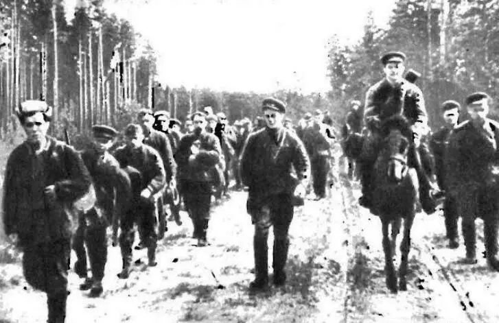 Партизаны Украины на марше ранней весной 1943 г 19 мая 1943 г Австралия - фото 2