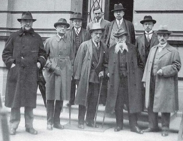 Группа русских литераторов после приема королем Югославии Александром I - фото 2