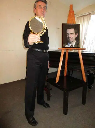 Актер берет со столика золотое зеркальце и смотря через зеркальце на свой - фото 3