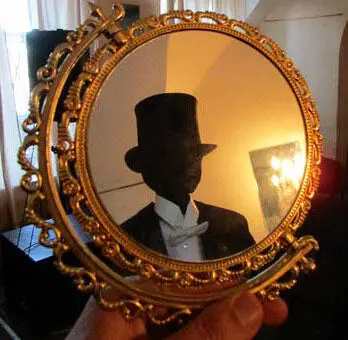 Актер смотрит на чучело через зеркальце и начинает говорить за Черного - фото 7