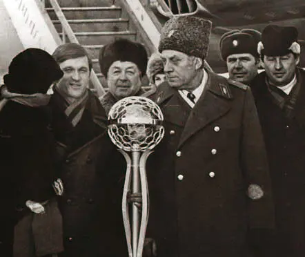 Первый Кубок мира прилетел в Новосибирск 1977 г Александр считал себя - фото 44