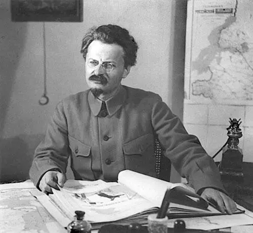 Л Д Троцкий один из первых награжденных орденом Красного Знамени в 1919 г - фото 4