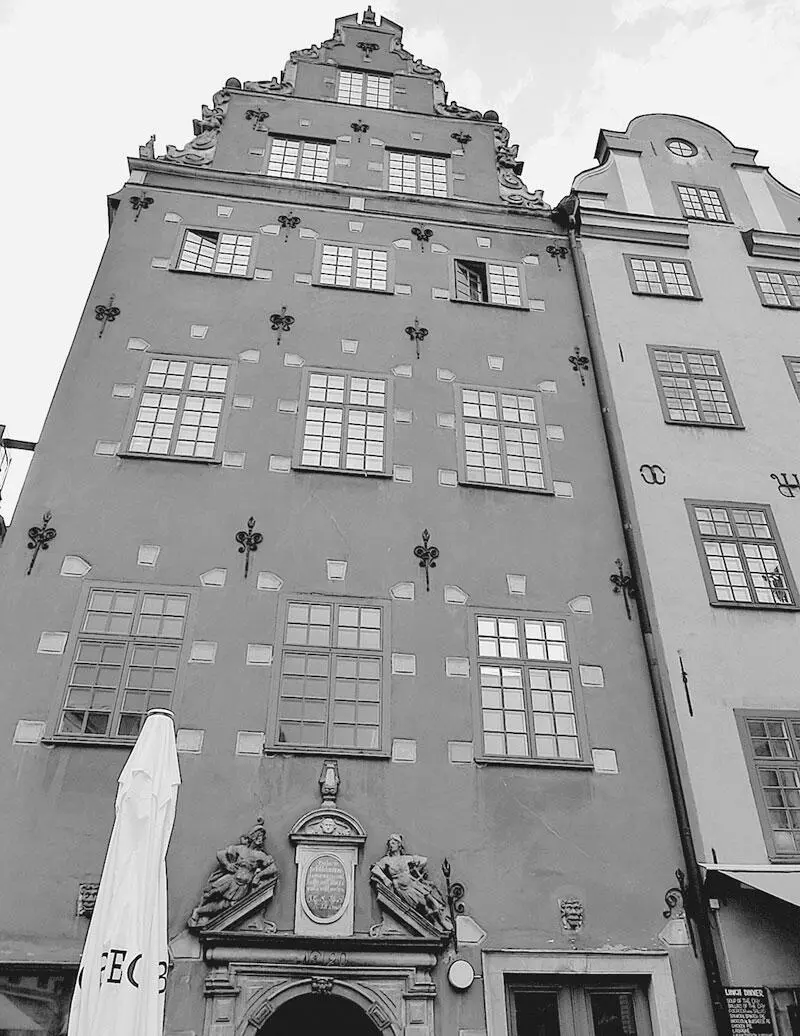 Напоминание о Стокгольмской кровавой бане дом с 82 белыми кирпичами Ряд - фото 5