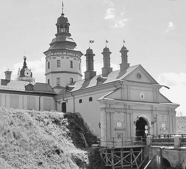 Несвижский замок Сам замок имел в плане форму четырехугольника размером 170 - фото 10