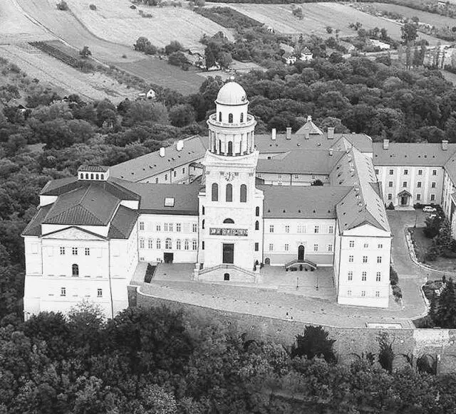 Аббатство ордена бенедиктинцев в Паннонхальме В 1768 г император Иосиф II - фото 43