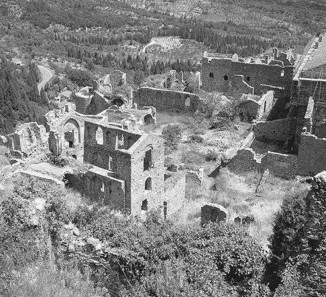 Руины средневековой Мистры Бывшая дворцовая церковь Св Софии АйяСофия - фото 76